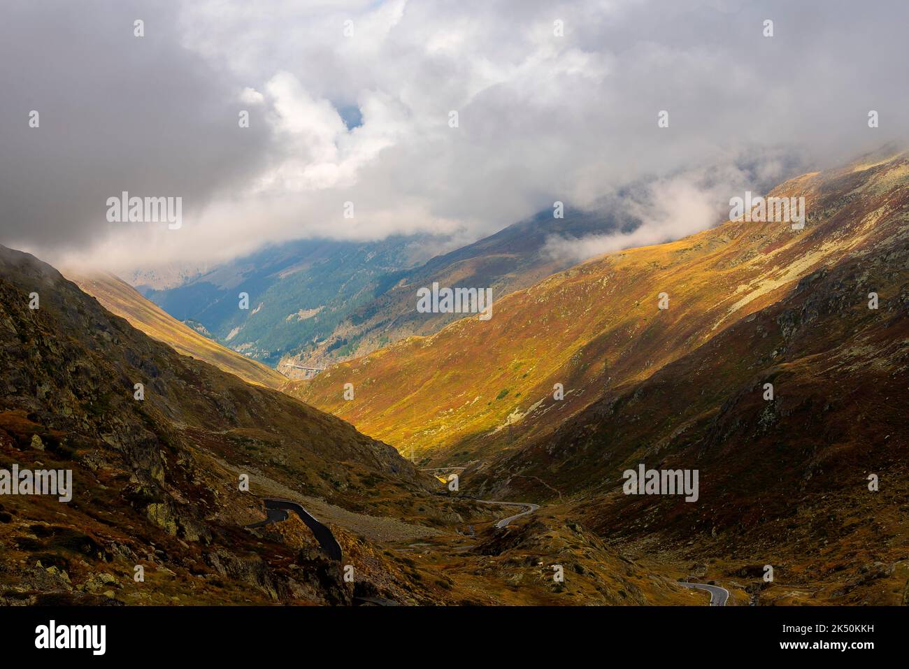 Strada tortuosa che conduce al Passo col du Grand St-Bernard (alt. 2473 m.. Confine tra Svizzera e Italia. Foto Stock