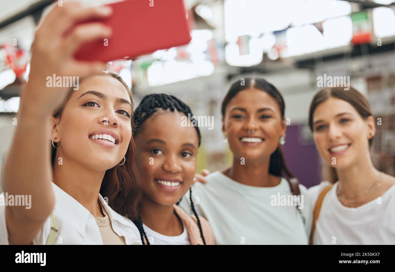 Felice selfie di gruppo, amici o lavoro di squadra con persone d'affari per la creazione di team o post sui social media. 5g riunione di rete, smartphone e workshop Foto Stock