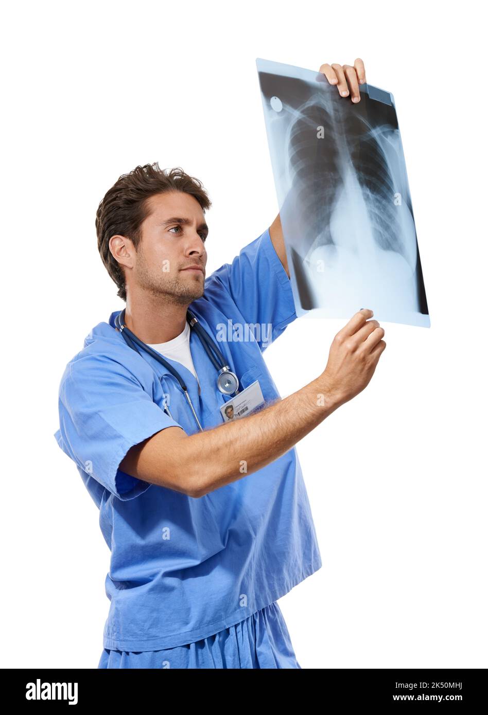 Diagnosi del problema. Studio shot di un giovane medico che esamina una radiografia che sta tenendo in mano. Foto Stock