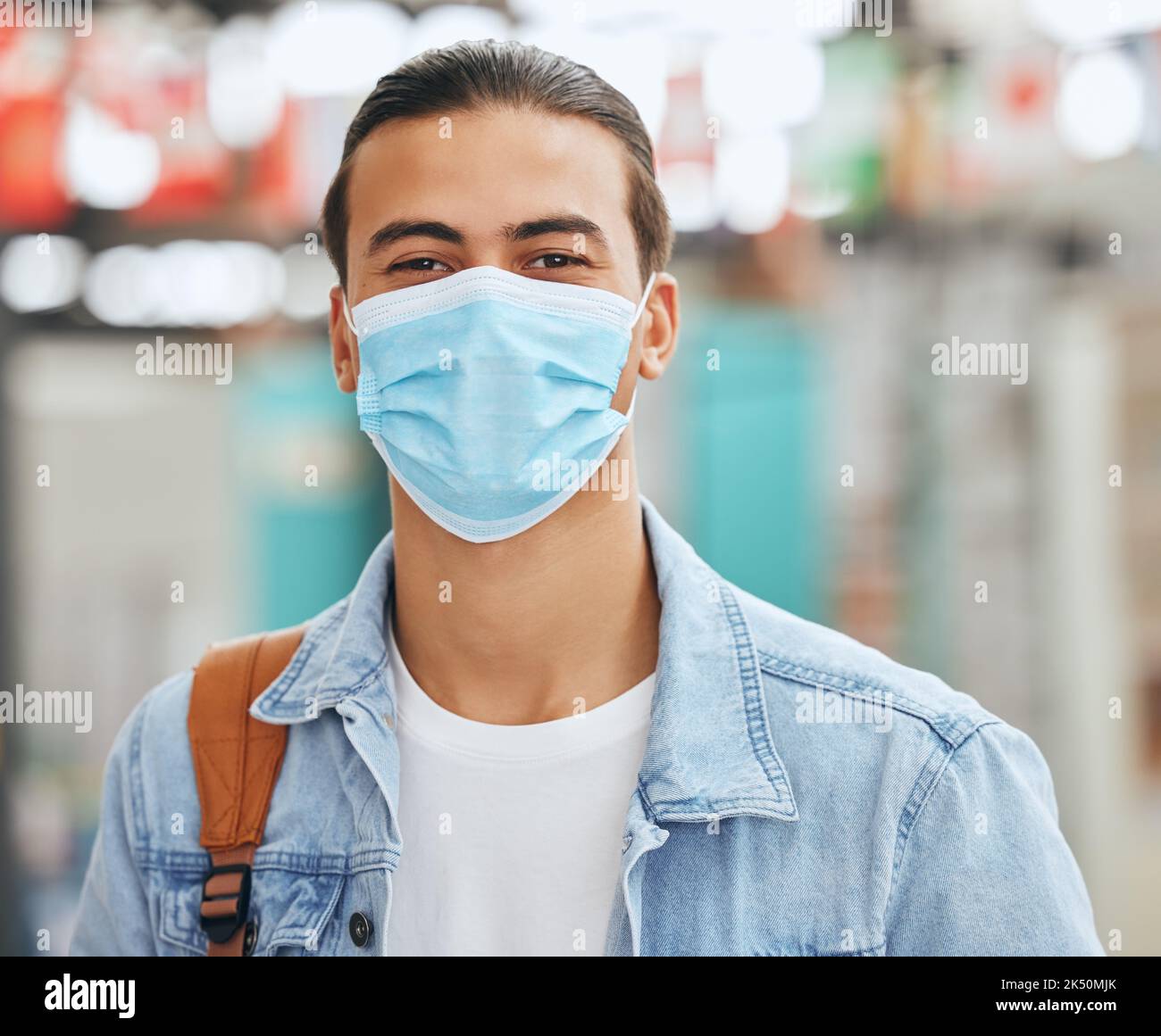 Maschera facciale, conformità di vid o uomo in città, aeroporto o viaggi per pendolari in base alle leggi sanitarie del governo. Ritratto, studente o turista in covid 19 sicurezza in Foto Stock