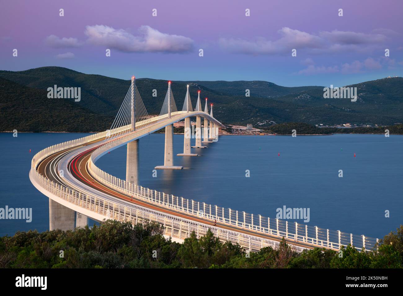 Ponte Peljesac, Croazia. Immagine di un bellissimo ponte Peljesac a più campate sul mare nella contea di Dubrovnik-Neretva, in Croazia, a sunri Foto Stock