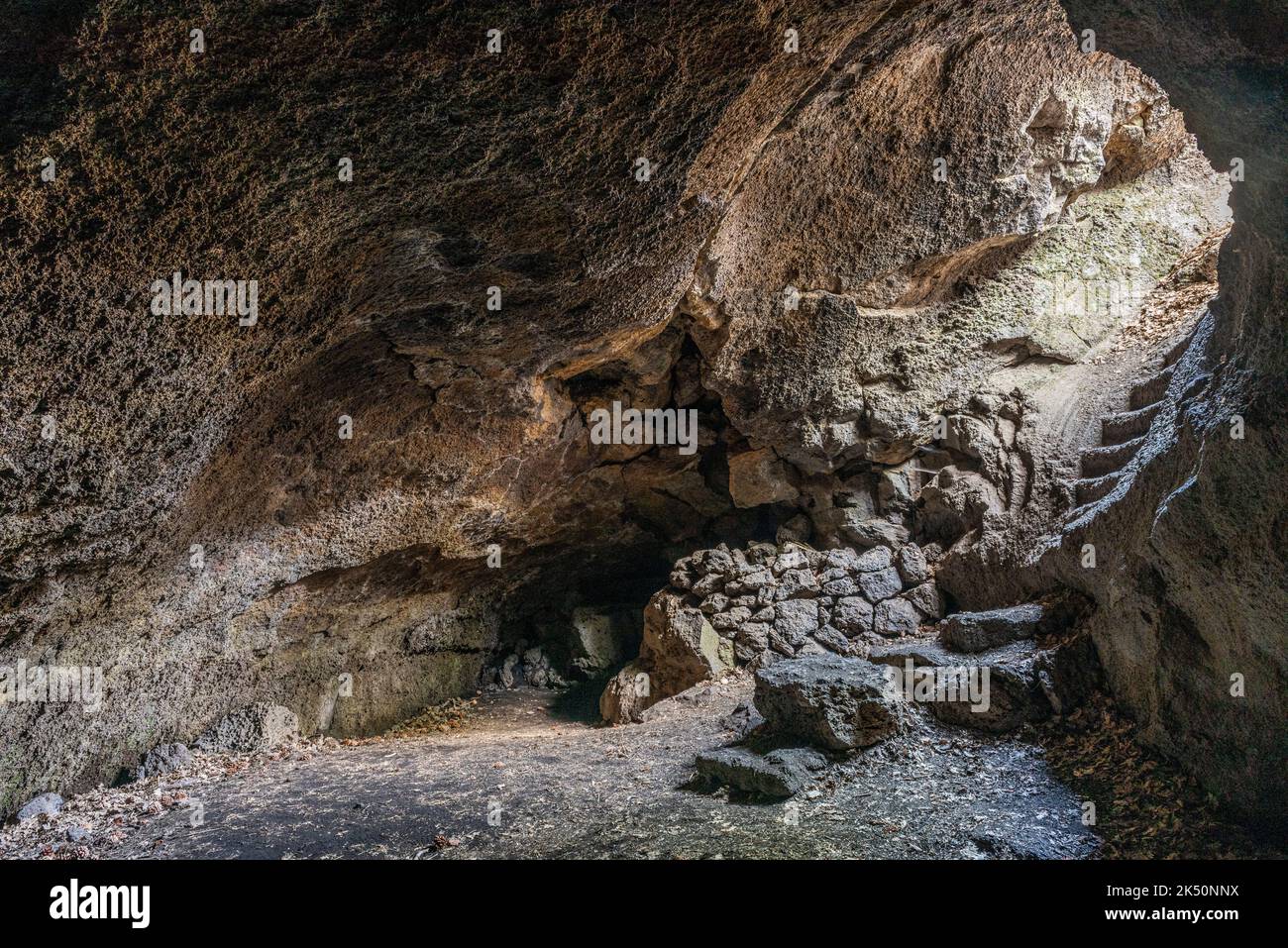 La Grotta dei Ladroni sull'Etna, Sicilia, un'antica neviera o grotta di neve, utilizzata per conservare la neve in vendita durante i caldi mesi estivi Foto Stock