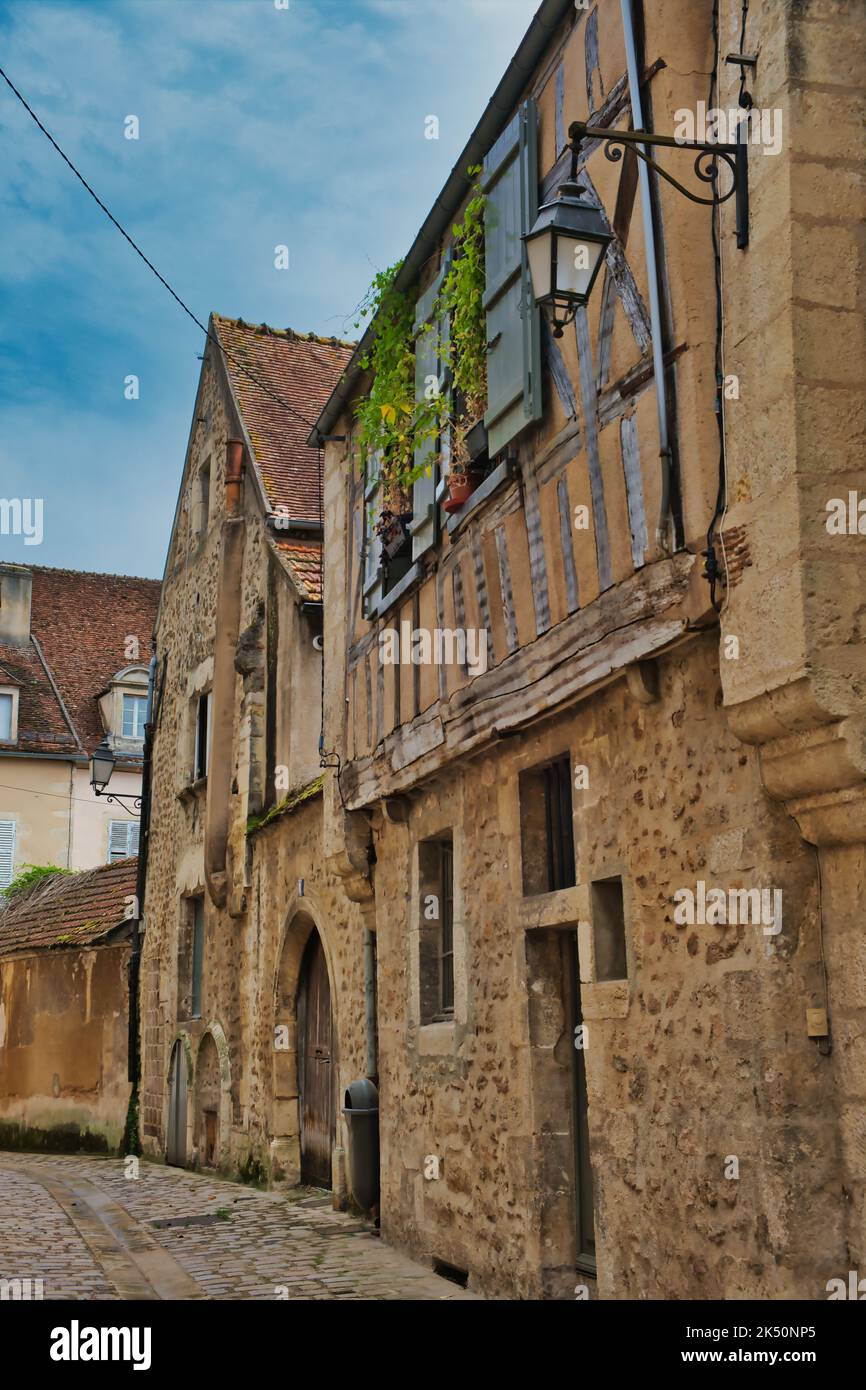 Scena di strada con case medievali nella vecchia città francese di Avallon, dipartimento della Yonne Foto Stock