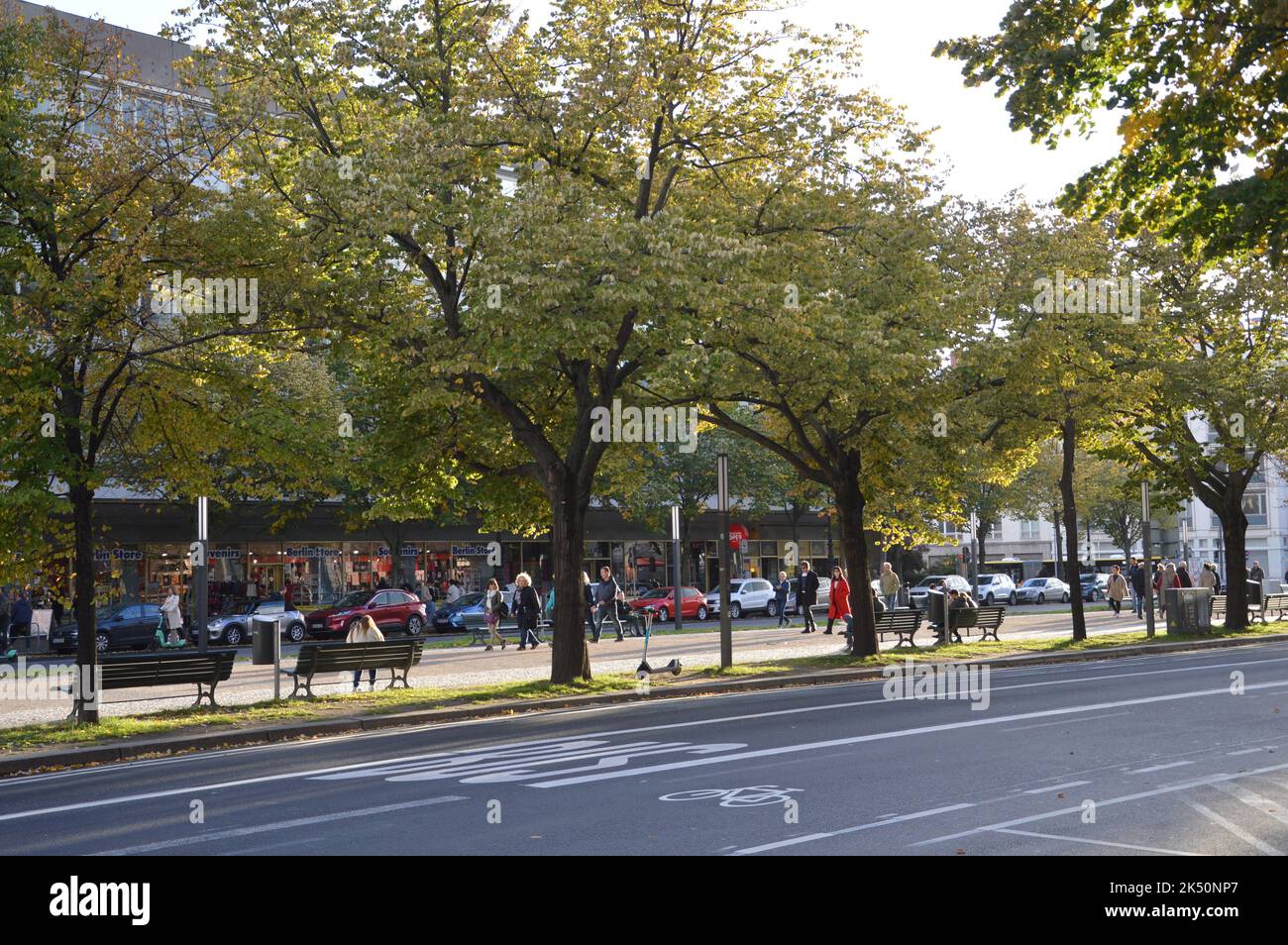 Berlino, Germania - 2 ottobre 2022 - Autunno - viale Unter den Linden. (Marku Rainer Peltonen) Foto Stock