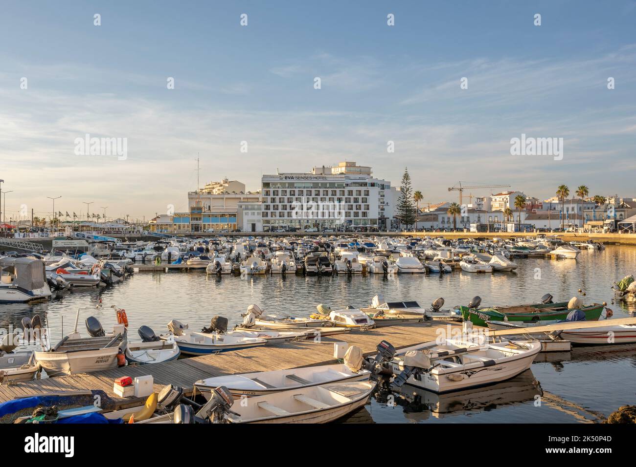 Faro, Portogallo, settembre 2022: Porto di Faro o vista marina con EVA Senses hotel. Foto Stock