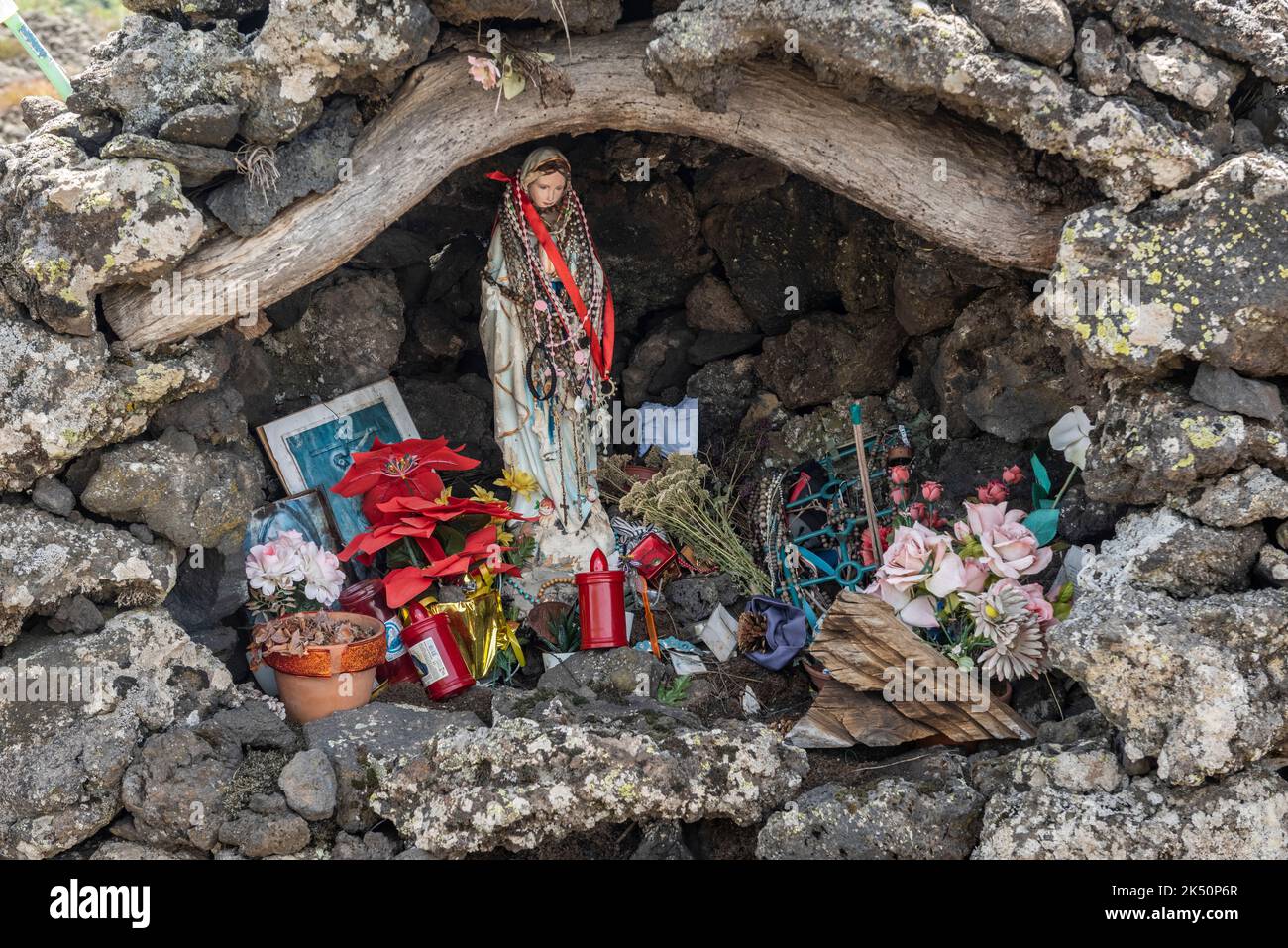 Un santuario della Vergine Maria sulle aspre pendici dell'Etna, Sicilia. La protezione della Madonna viene spesso invocata contro la minaccia del vulcano Foto Stock