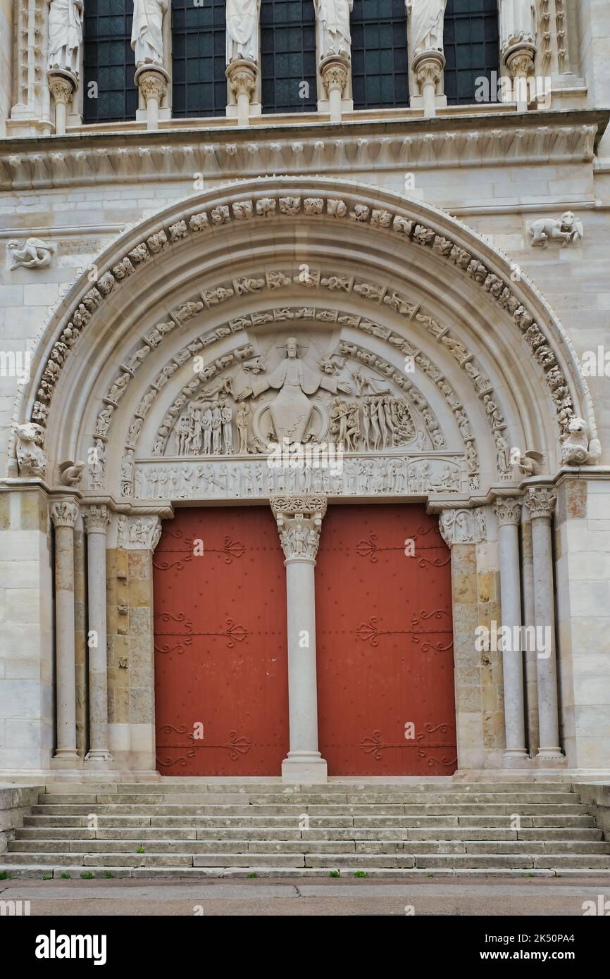 Il portale principale con un timpano del 19th ° secolo raffigurante il giudizio finale della basilica medievale Sainte-Marie-Madeleine a Vézelay, Morvan, Francia Foto Stock