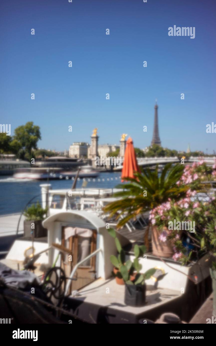 Sfida all'età, era digitale, qualità superiore, accattivante, spiccano, Immagine in pinhole ad alta risoluzione di houseboat sul fiume Senna, Torre Eiffel, Parigi Foto Stock