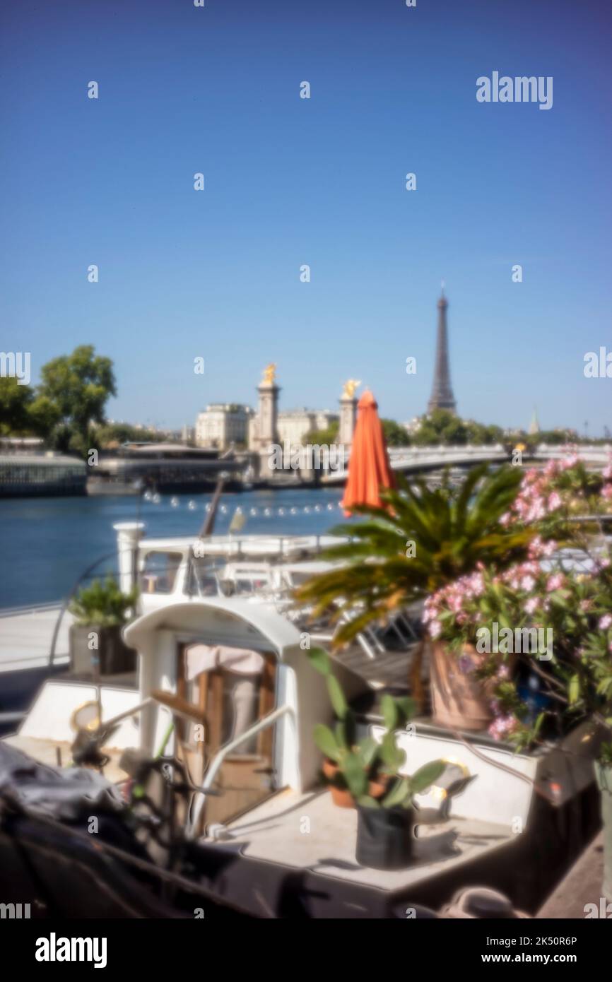 Sfida all'età, era digitale, qualità superiore, accattivante, spiccano, Immagine in pinhole ad alta risoluzione di houseboat sul fiume Senna, Torre Eiffel, Parigi Foto Stock