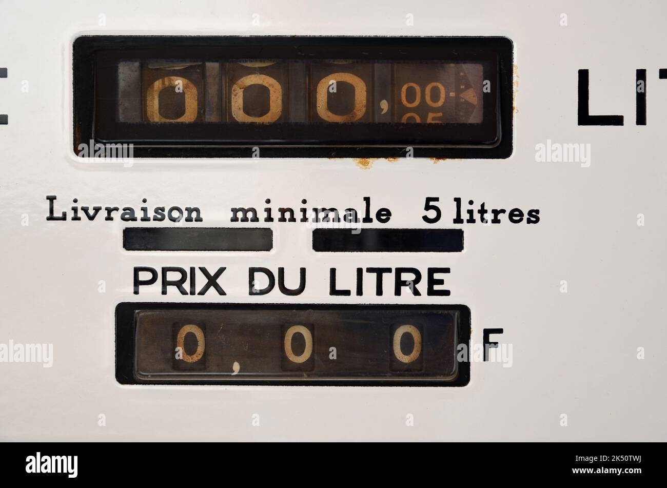 Vecchia pompa a benzina o pompa a benzina che mostra i prezzi di benzina o benzina come zero per la benzina in litri e franchi francesi Foto Stock