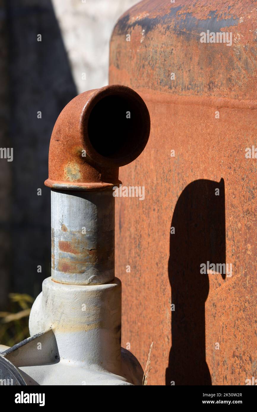 Vecchi tubi di Rusty di serbatoio di acqua vecchio o caldaia di Rusty Foto Stock
