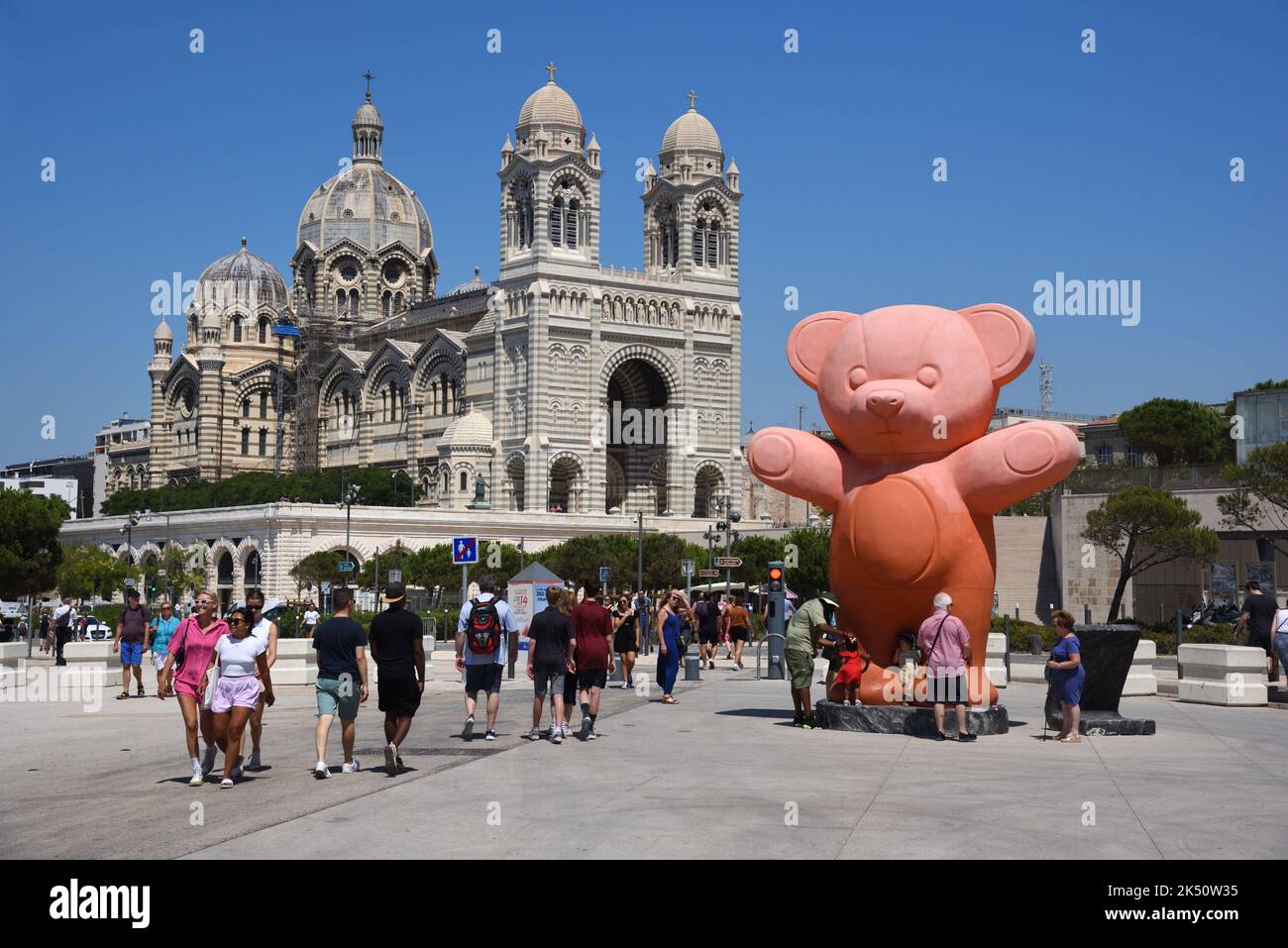 I turisti passano davanti a una scultura di orso gigante, Oursjayet da Jayet, e la Cattedrale di Marsiglia Marsiglia Francia Foto Stock