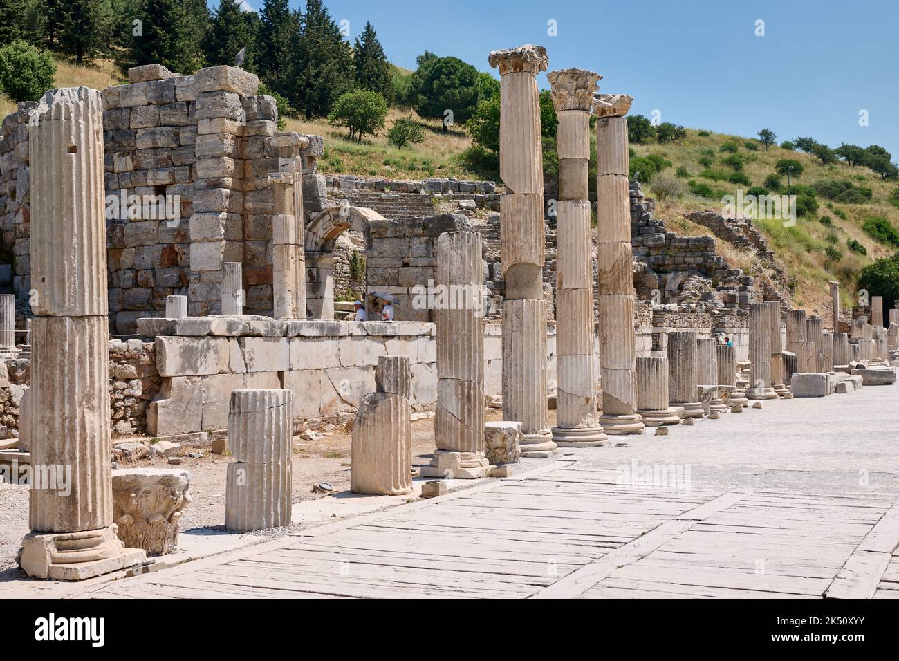 Strada colonnata in alta Agora, sito archeologico di Efeso, Selcuk, Turchia Foto Stock