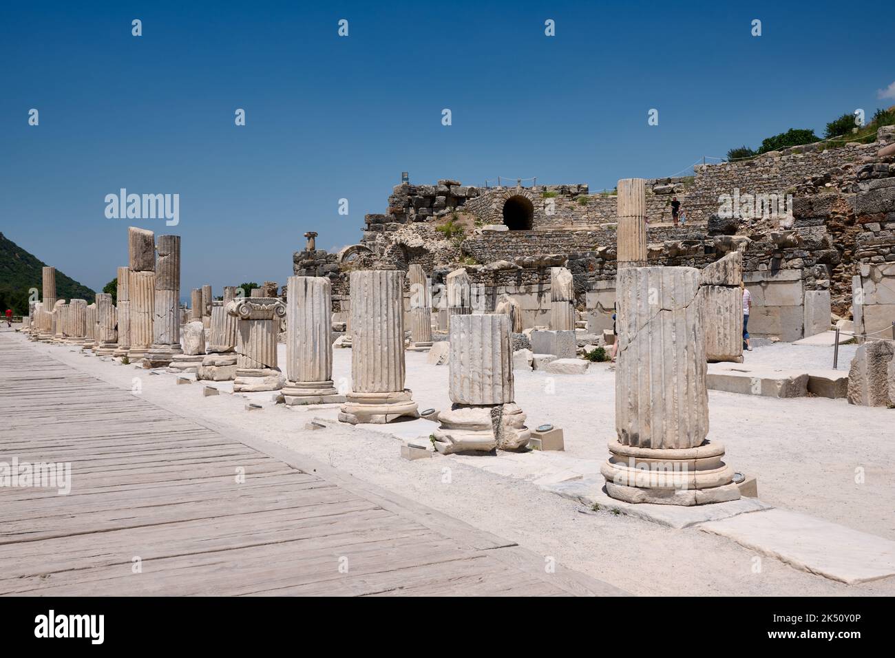 Strada colonnata in alta Agora, sito archeologico di Efeso, Selcuk, Turchia Foto Stock