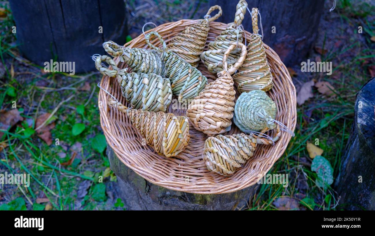 giocattoli in tessuto di paglia d'epoca, artigianato fatto in casa. per eseguire rituali. mettere insieme un cestino di vimini. Foto Stock