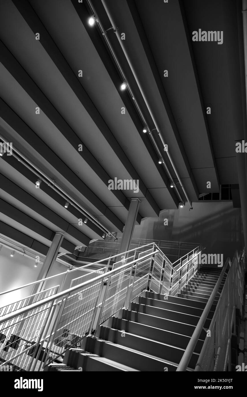 Edificio moderno con scale sotto il soffitto Foto Stock