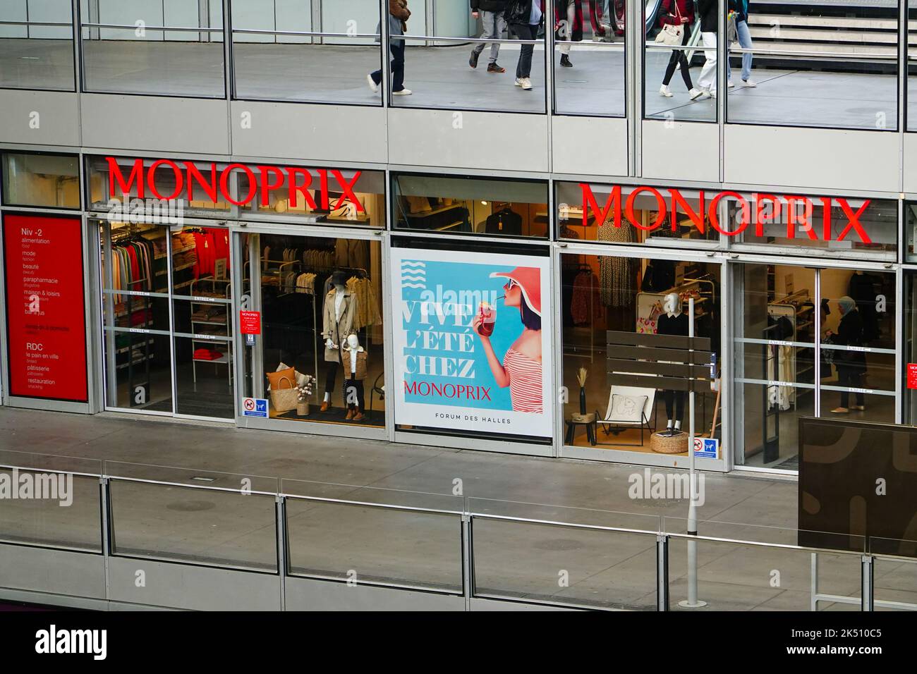 Vetrine del negozio Monoprix sotto la tettoia a Les Halles con gli acquirenti a piedi sul piano superiore, Parigi, Francia. Foto Stock