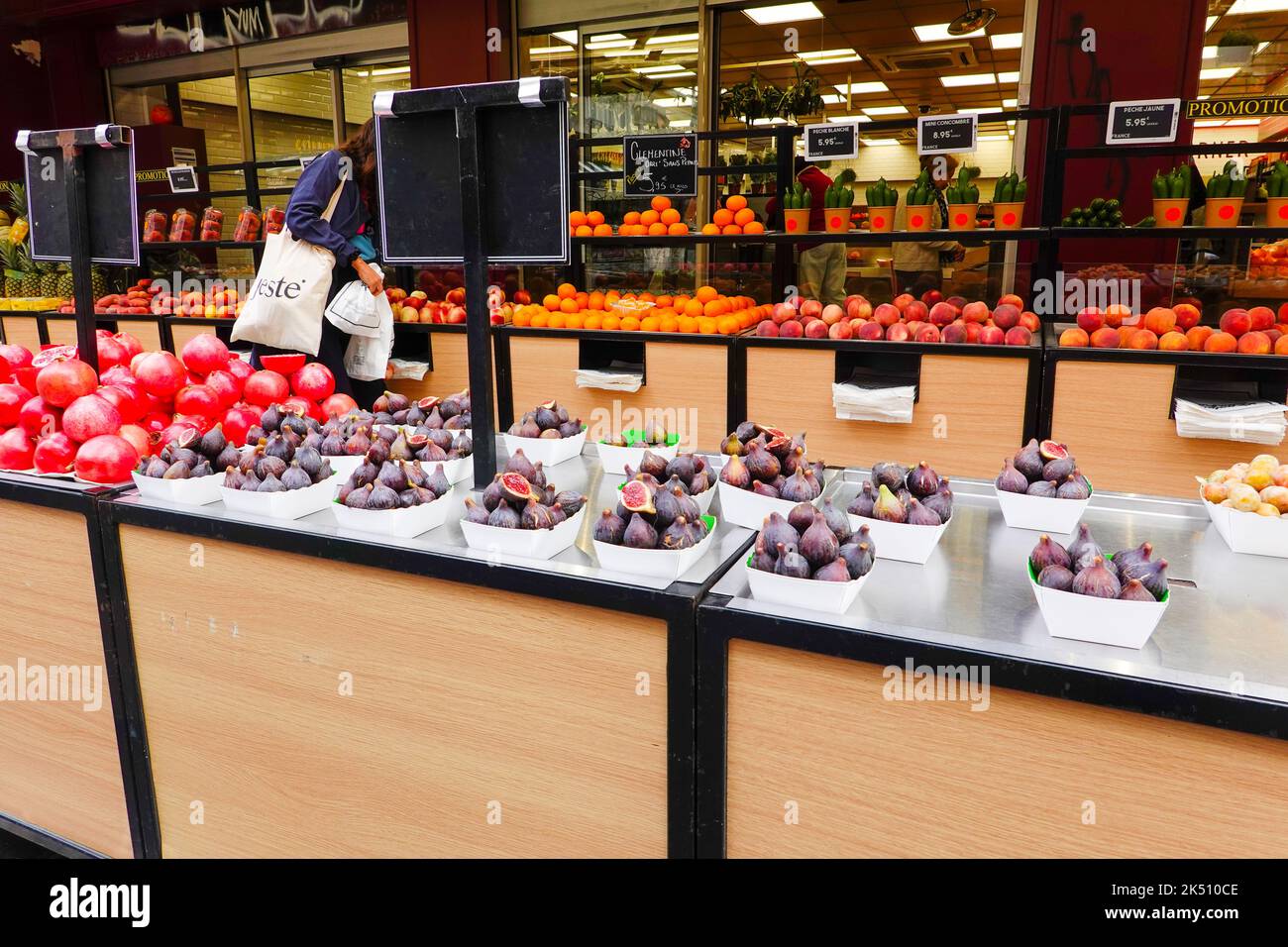 Persone che acquistano in un mercato aperto su rue Montorgueil nel 2nd ° arrondissement, con bellissimi fichi in vendita, Parigi, Francia. Foto Stock