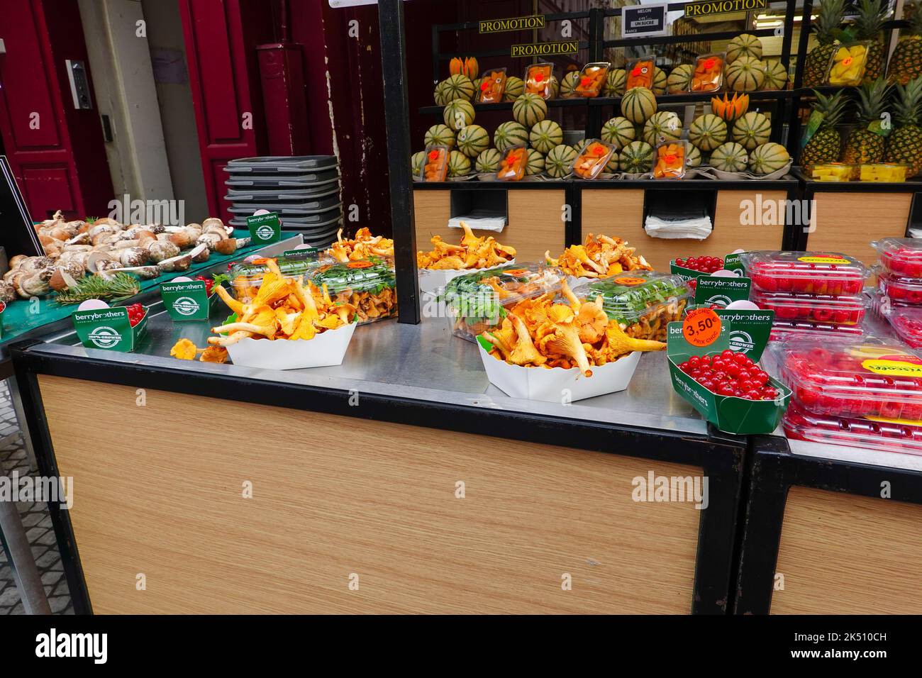 Frutta e verdura fresca in vendita al mercato all'aperto in rue Montorgueil nel 2nd° arrondissement di Parigi, Francia. Foto Stock