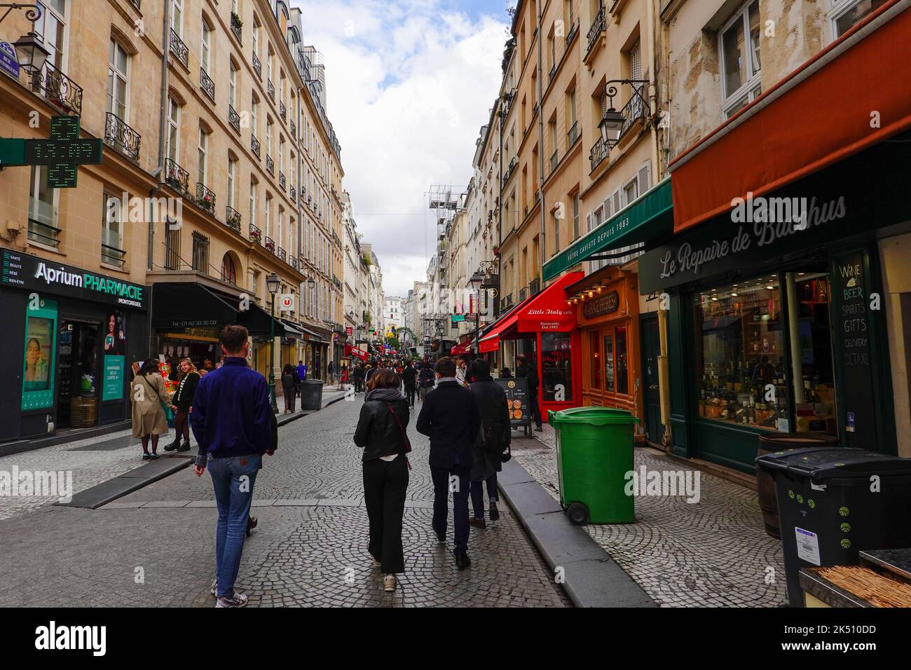 Trafficata rue Montorgueil quartiere dello shopping e dei ristoranti, con gente, nel 2nd° arrondissement, Parigi, Francia. Foto Stock