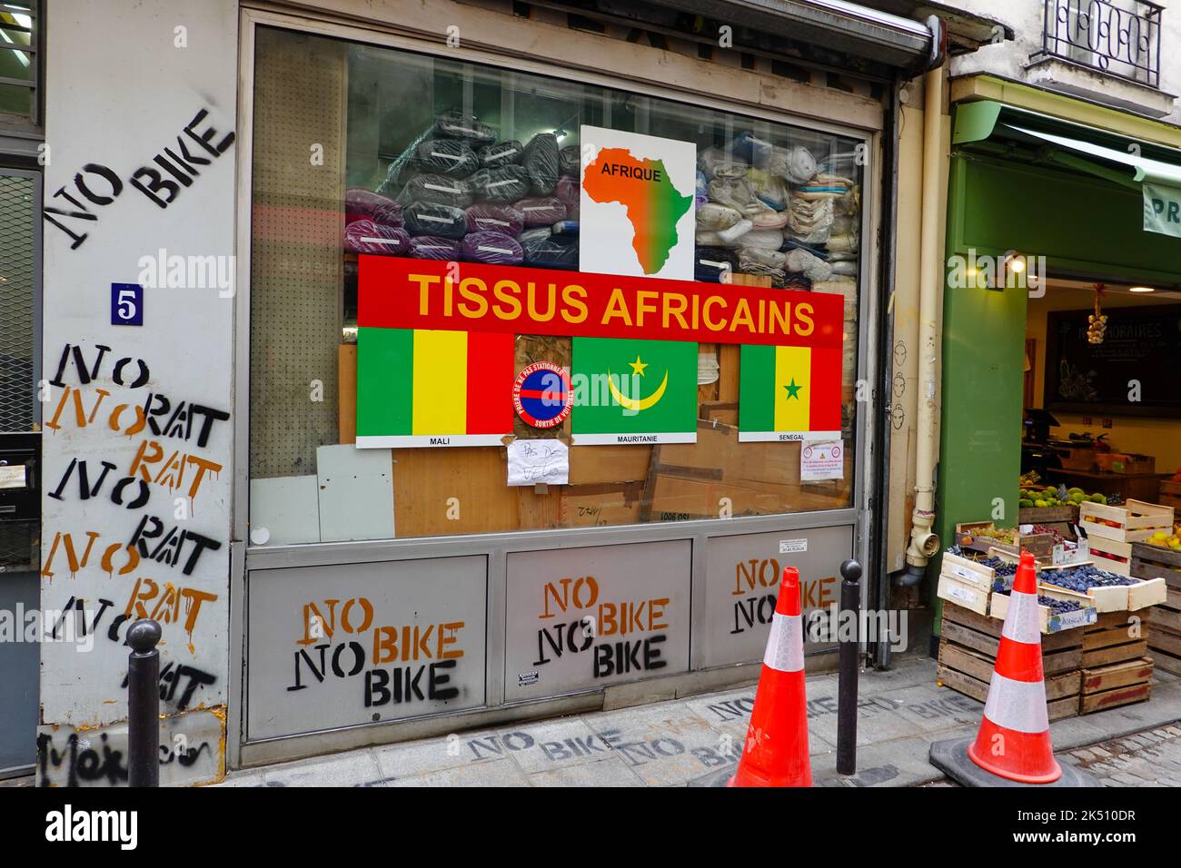 Tissus Africains, tessuti tradizionali africani, visti in vetrina, Parigi, Francia. Foto Stock