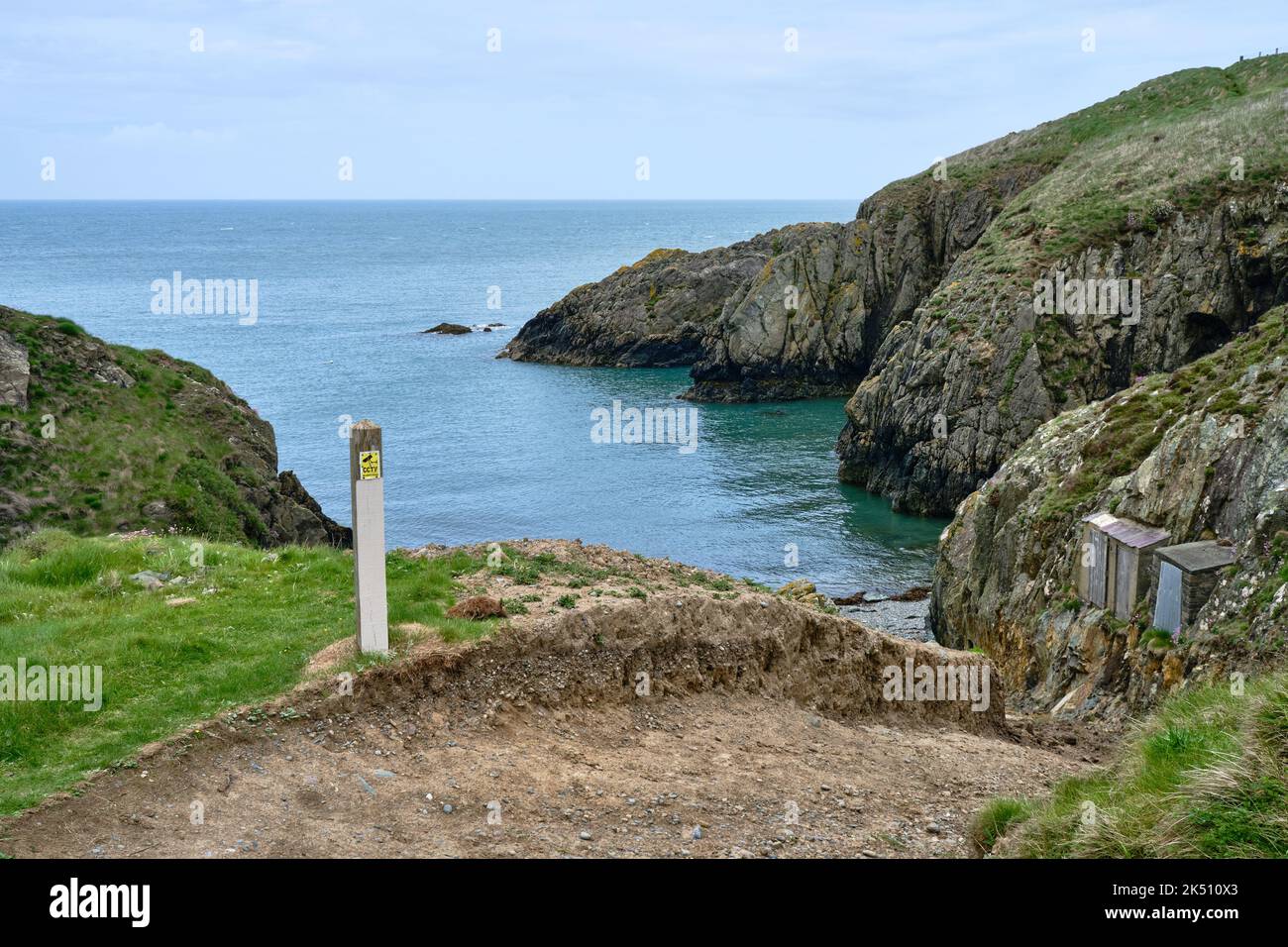 CCTV segno sul sentiero giù per Porth Ferin sulla penisola di Llyn lungo il Wales Coast Path Foto Stock