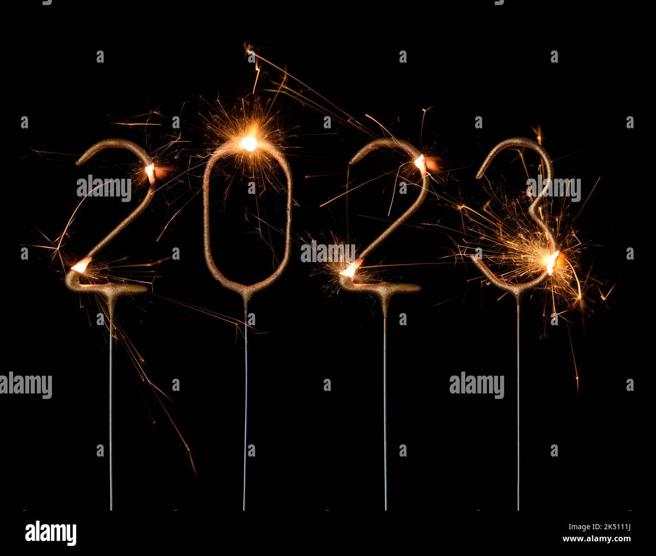Buon anno 2023 Silvester party card. Cifre dell'anno 2023 realizzate da scintillatori dorati isolati su sfondo nero. Foto Stock