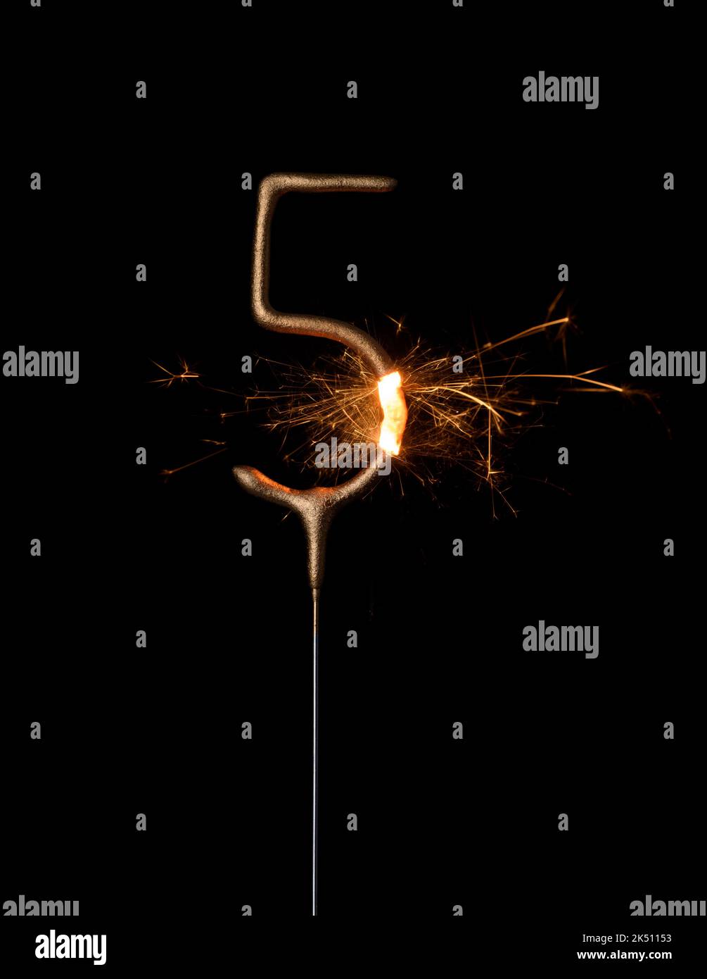 Scintillatore d'oro a forma di numero cinque, cifra 5, isolato su sfondo nero Foto Stock