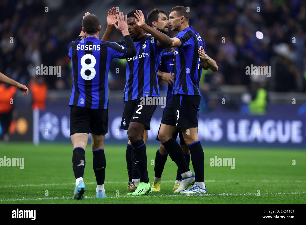 Milano, Italia. 04th Ott 2022. I giocatori del FC Internazionale festeggiano dopo aver vinto la partita UEFA Champions League Group C tra FC Internazionale e FC Barcelona allo Stadio Giuseppe Meazza il 4 ottobre 2022 a Milano Italia . Credit: Marco Canoniero/Alamy Live News Foto Stock