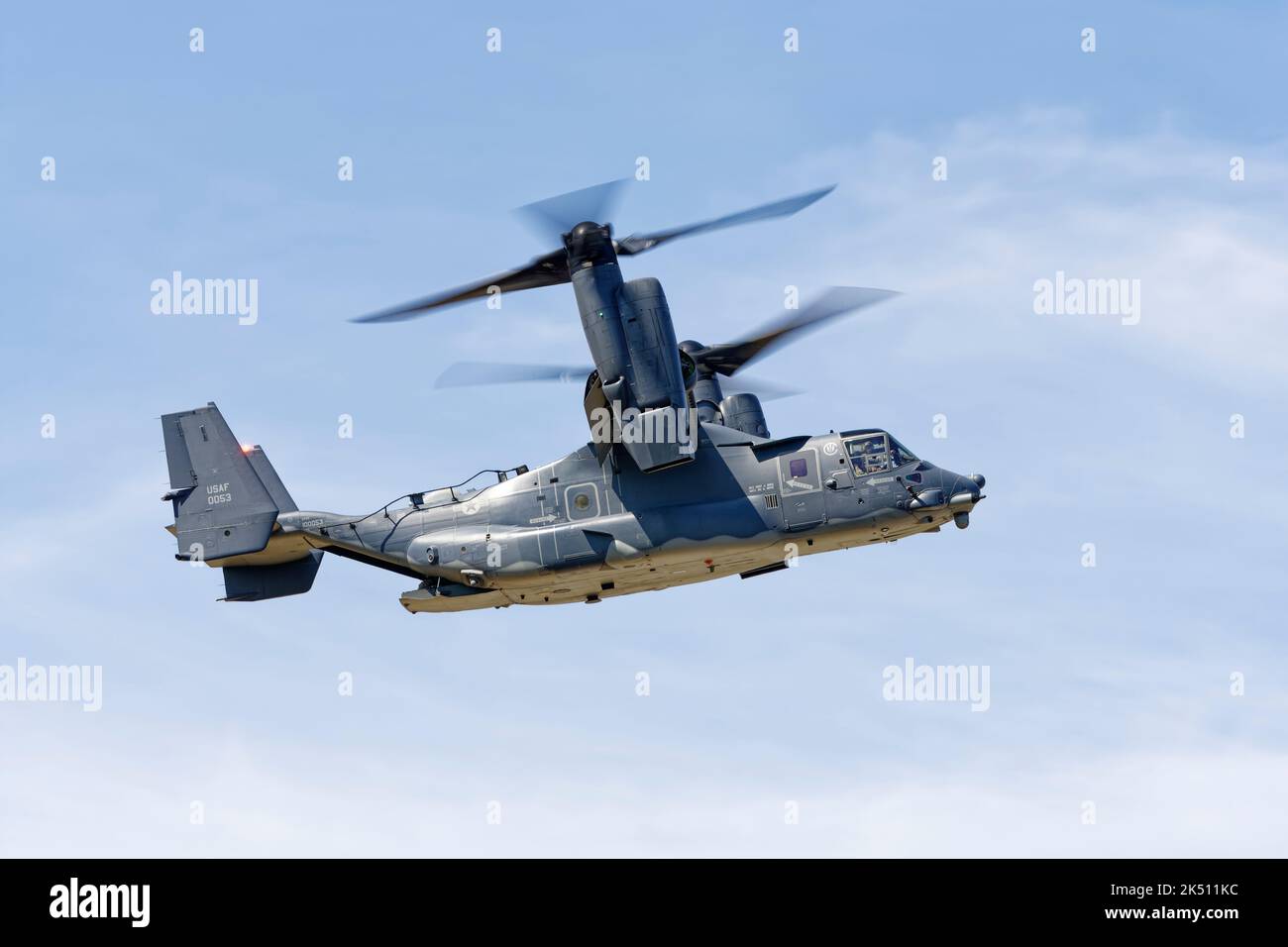 Un aereo unico, il Bell Boeing V-22 Osprey fom l'aeronautica degli Stati Uniti mette in mostra un impressionante volo al Royal International Air Ta Foto Stock