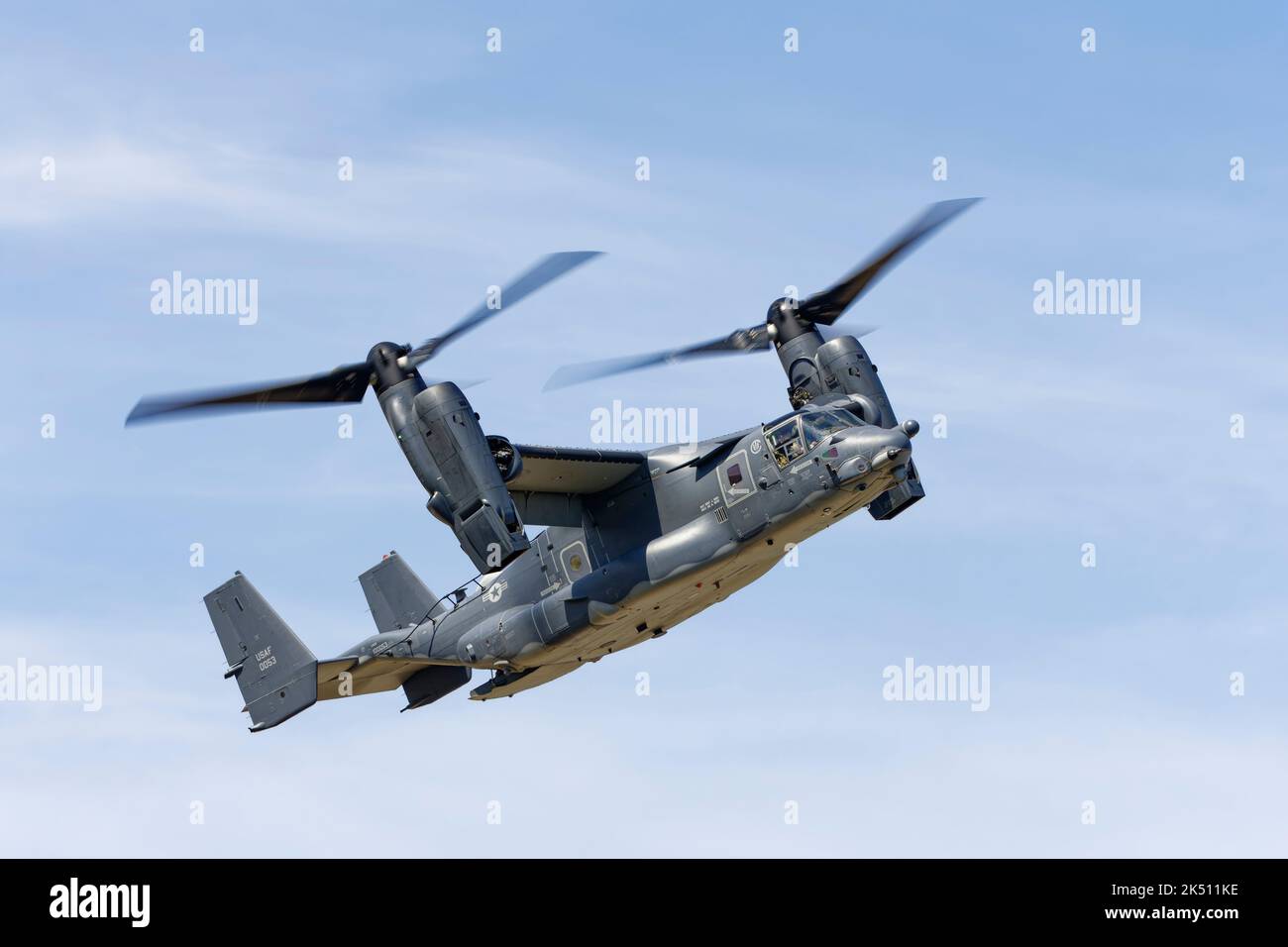 Un aereo unico, il Bell Boeing V-22 Osprey fom l'aeronautica degli Stati Uniti mette in mostra un impressionante volo al Royal International Air Ta Foto Stock