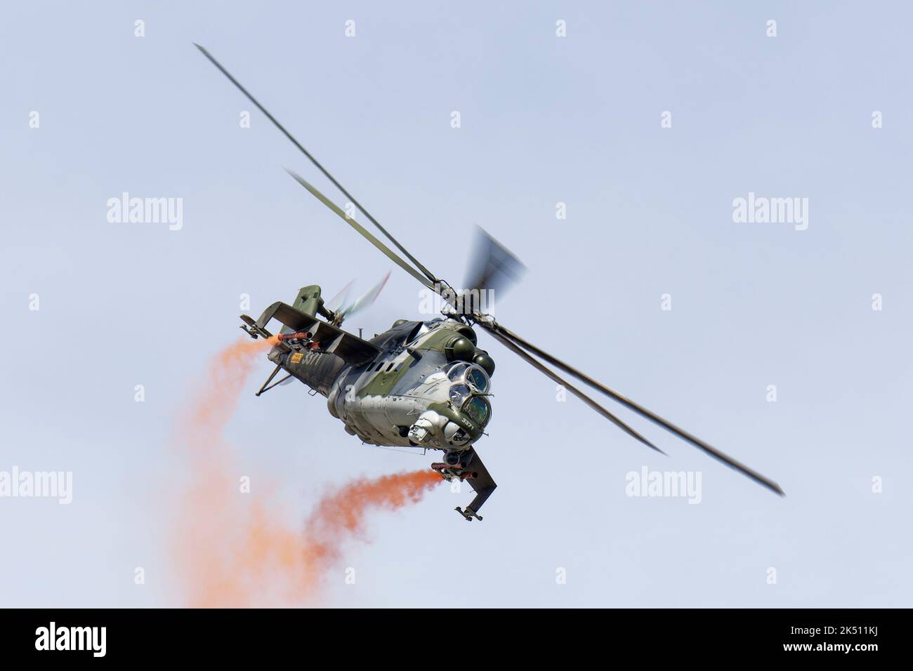 MIL mi-24 Hind Combat Helicopter della 221 Squadron Czech Air Force mette in mostra un superbo al Royal International Air Tattoo in Inghilterra Foto Stock