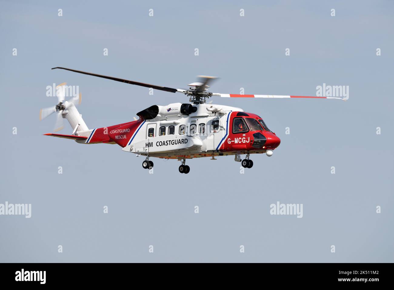 HM Coastguard Sikorsky Helicopter vola dalla folla al Royal International Air Tattoo Foto Stock