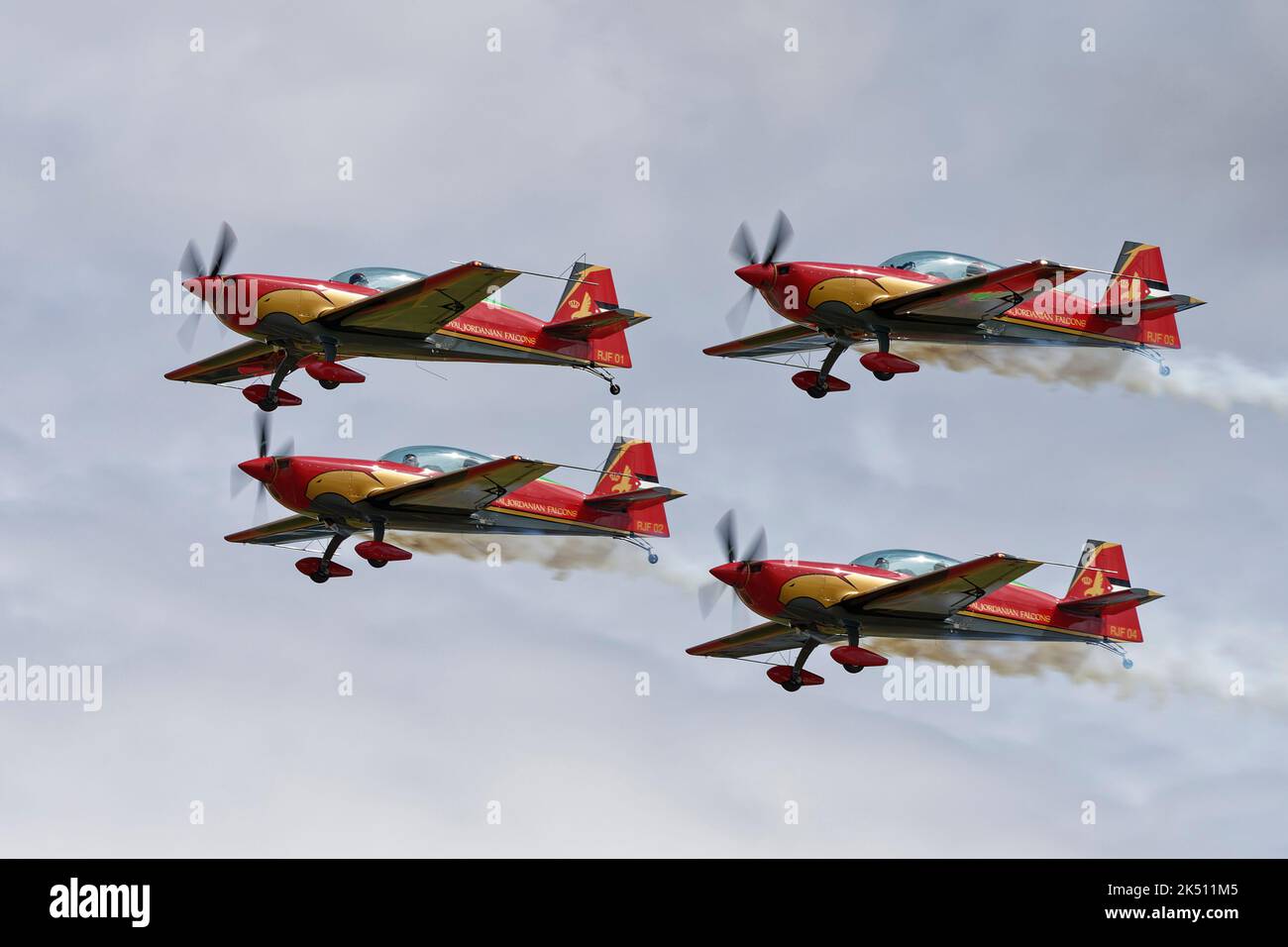 Il Royal Jordanian Falcons Military Aerobatic Display Team arriva in formazione al RAF Fairford in Gloucestershire Inghilterra per partecipare al RIAT Foto Stock