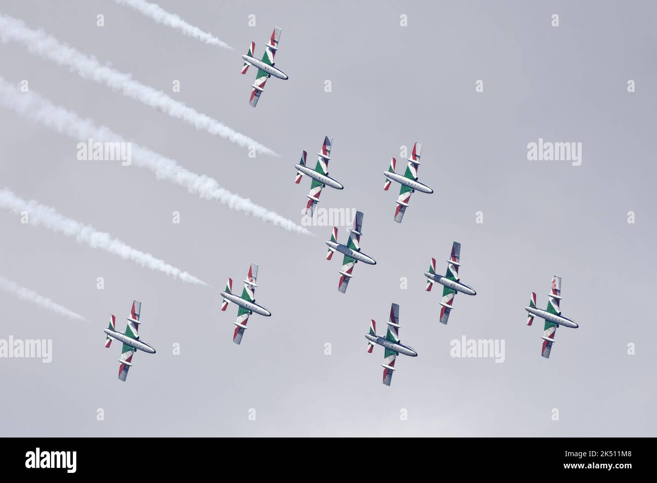 Un superbo spettacolo di volo dall'Aeronautica militare Italiana come il loro Team di esposizione Aerobatica, la frecce Tricolori sfrecciò attraverso il cielo in stretta formazione Foto Stock