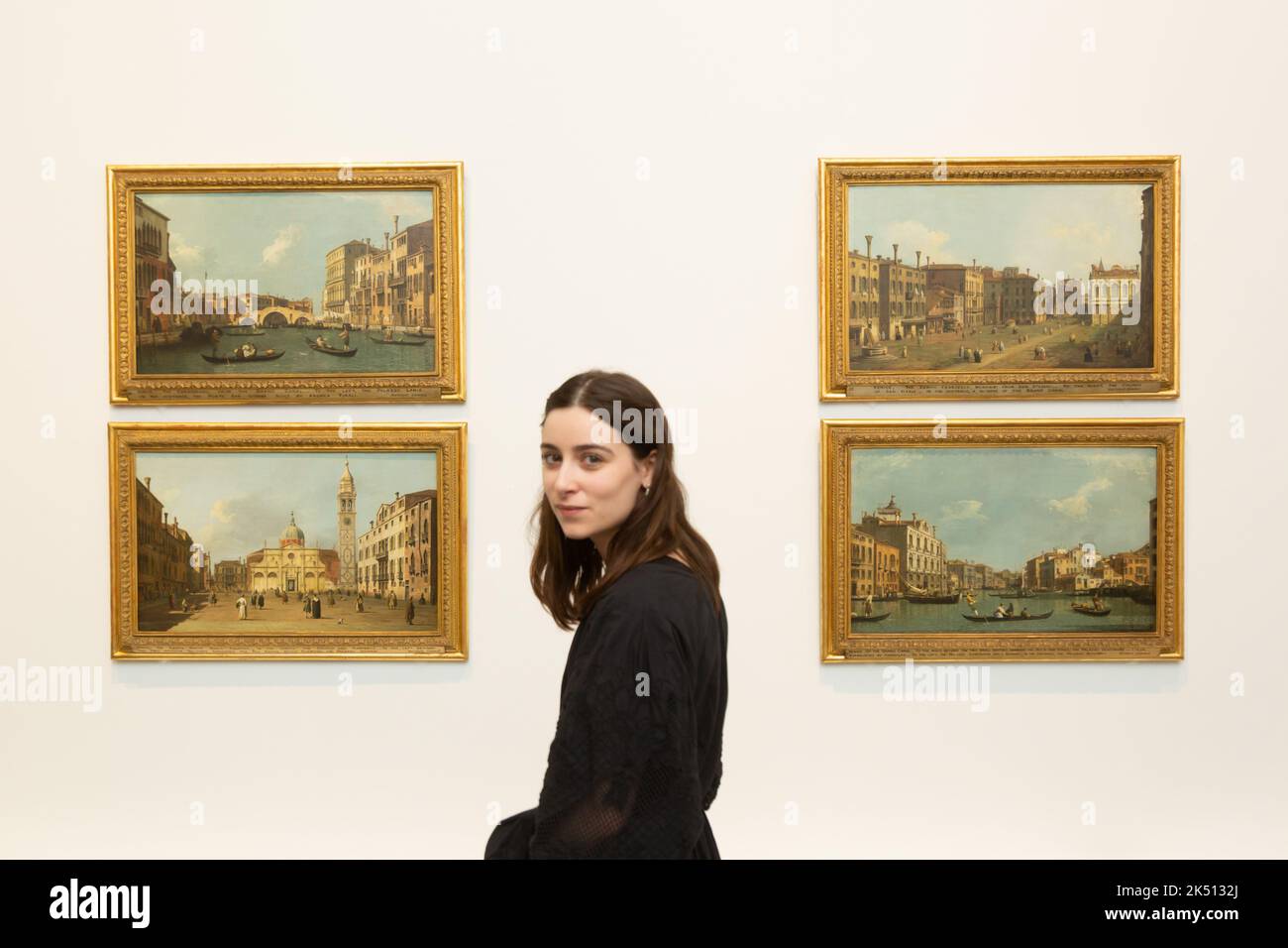 Worcester, Regno Unito. 5th Ott 2022. Alice Benbow, responsabile marketing per le arti e i musei del Worcesteshire, è presente nella Galleria d'Arte e Museo di Worcester City con quattro dipinti di Canaletto. I dipinti sono in mostra con altre 19 opere in Canaletto: A Venetian's View, attualmente fino al 7th gennaio 2022 presso la galleria. I dipinti sono in prestito dalla Woburn Abbey Collection. Credit: Peter Lopeman/Alamy Live News Foto Stock