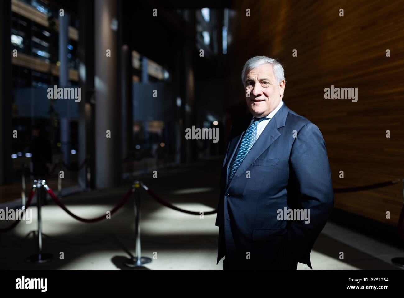 05 ottobre 2022, Francia, Straßburg: Antonio Tajani (forza Italia, Gruppo PPE), ex commissario europeo ed ex presidente del Parlamento europeo, si trova nell'edificio del Parlamento europeo a Strasburgo. Tajani dimetterà il suo mandato al Parlamento europeo a metà ottobre a favore di un posto nel nuovo governo italiano. Foto: Philipp von Ditfurth/dpa Foto Stock