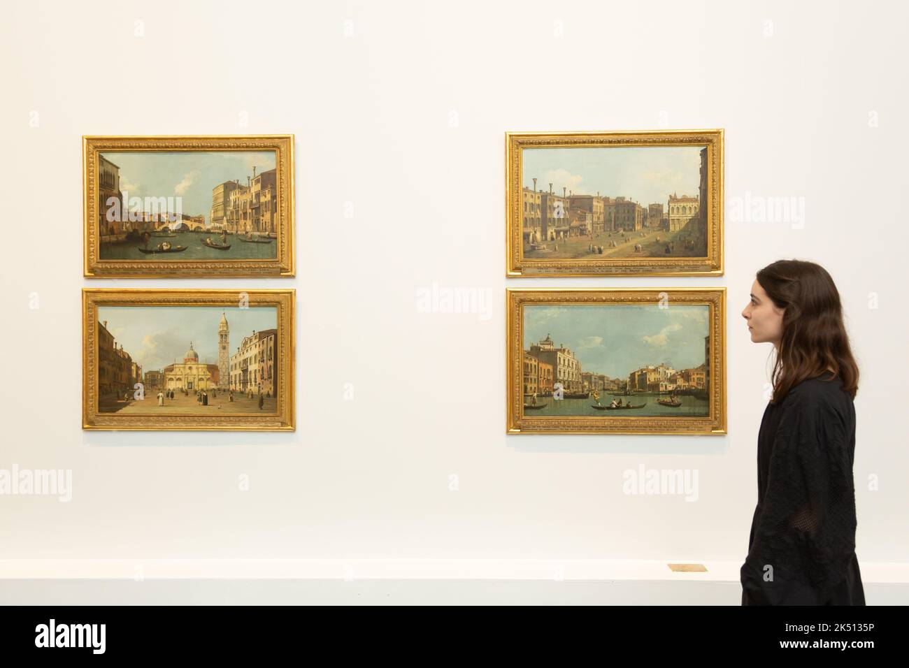 Worcester, Regno Unito. 5th Ott 2022. Alice Benbow, responsabile marketing per le arti e i musei del Worcesteshire, è presente nella Galleria d'Arte e Museo di Worcester City con quattro dipinti di Canaletto. I dipinti sono in mostra con altre 19 opere in Canaletto: A Venetian's View, attualmente fino al 7th gennaio 2022 presso la galleria. I dipinti sono in prestito dalla Woburn Abbey Collection. Credit: Peter Lopeman/Alamy Live News Foto Stock