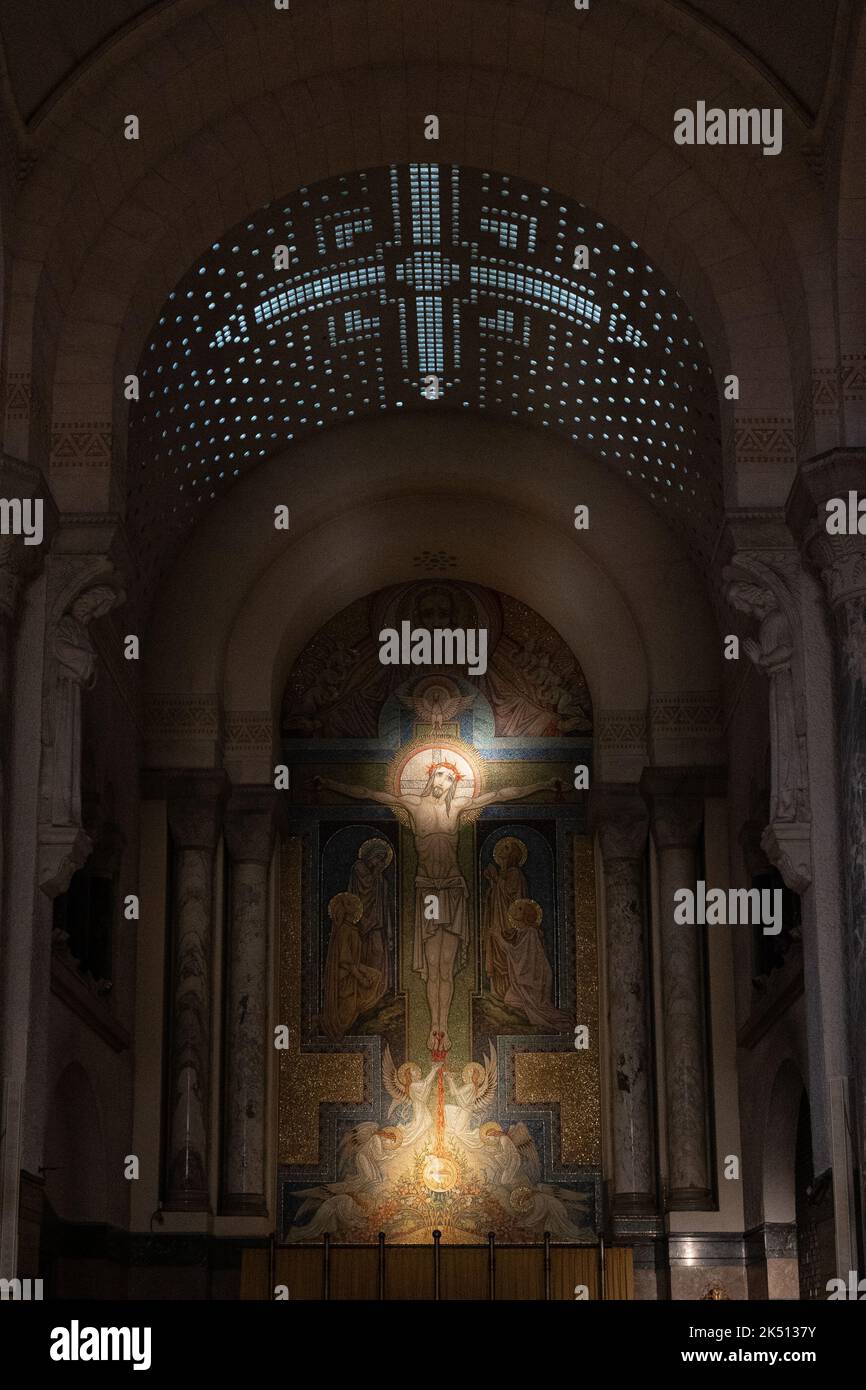 Una vista verticale interna dell'altare della Basilica de la Visitation, Annecy, Francia Foto Stock