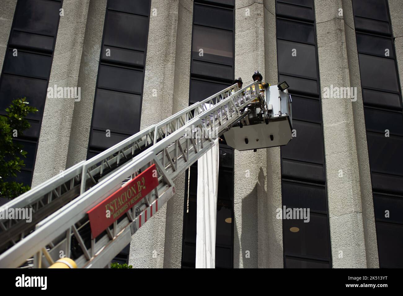 I vigili del fuoco colombiani partecipano durante l'esercizio di Simulazione di Bogotà per la prevenzione del terremoto, dove aziende e persone hanno evacuato edifici attraverso Foto Stock