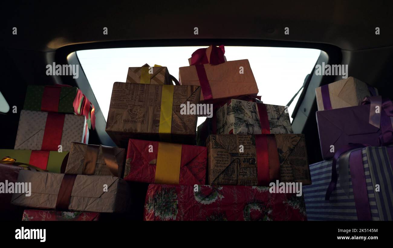 babbo natale consegna di regali. regali da babbo natale. servizio di consegna. consegna delle confezioni. confezioni regalo in auto. pacchi avvolti con cura. vista dall'interno dell'auto. concetto di donazione, beneficenza o consegna. Foto di alta qualità Foto Stock