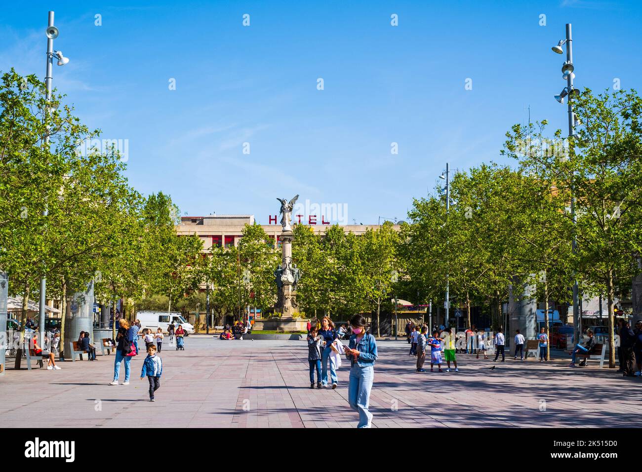Vilafranca del Penedes, Catalogna, Spagna - 26 aprile 2022: Mercato di strada nel centro storico di Vilafranca del Penedes. Vilafranca - è la capitale di Foto Stock