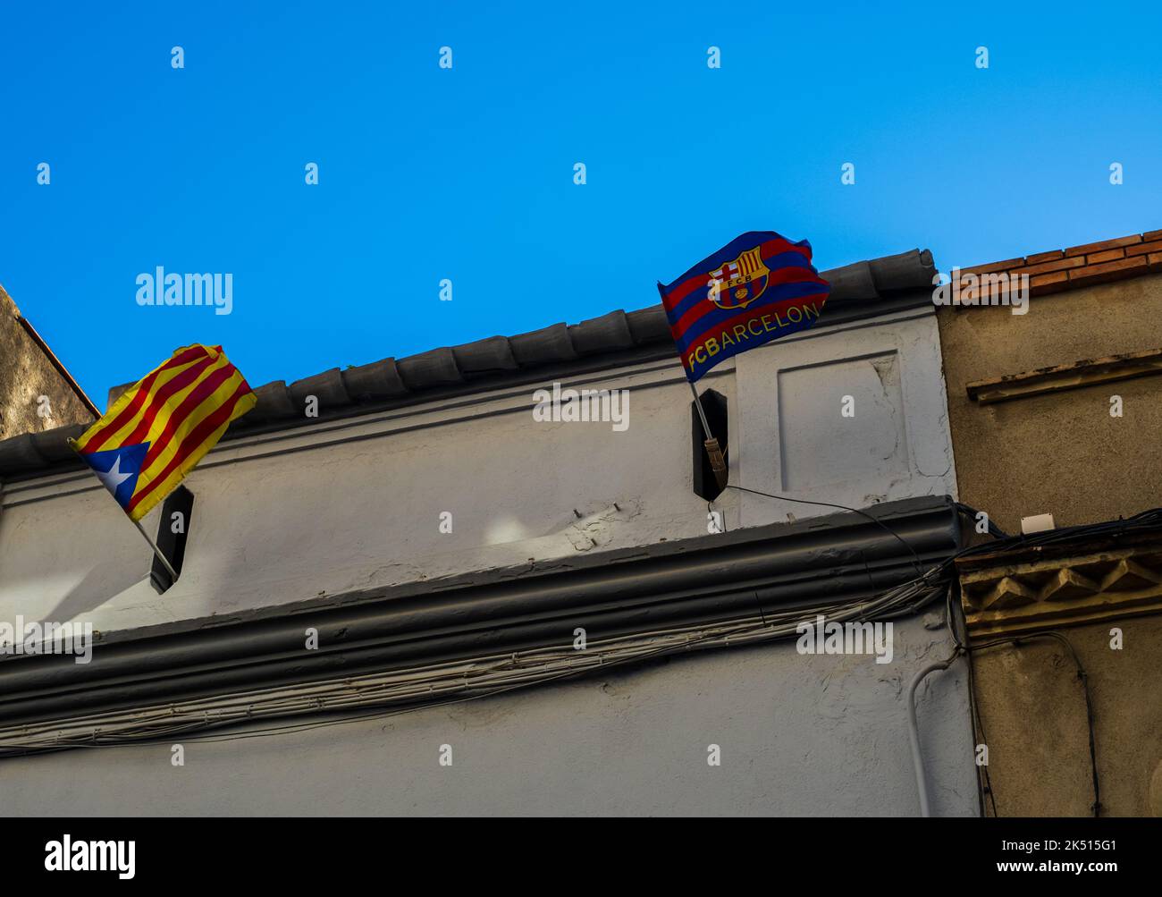 Vilafranca del Penedes, Catalogna, Spagna - 26 aprile 2022: La bandiera della squadra di calcio spagnola FC Barcelona e la bandiera della Catalogna sulla facciata Foto Stock