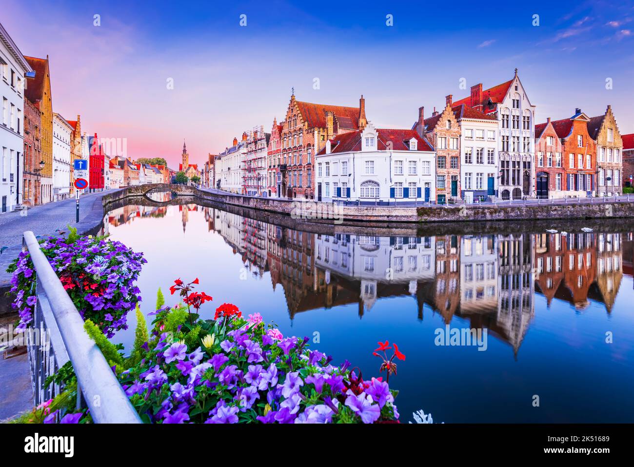 Bruges, Belgio. Paesaggio luminoso mattutino con case di riflessione sull'acqua sul canale di Spiegelrei, famoso punto di riferimento delle Fiandre. Foto Stock