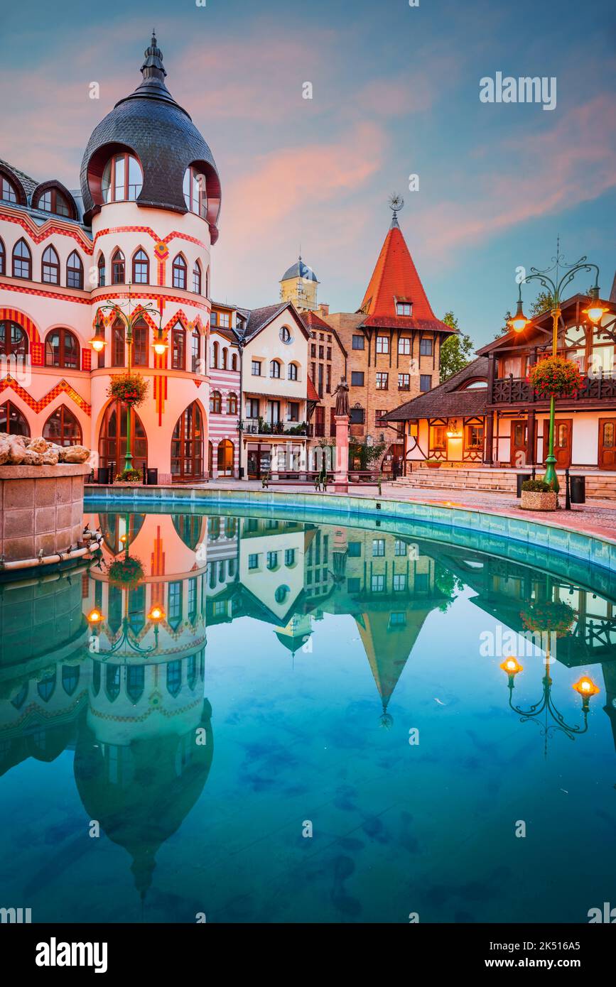 Komarno, Slovacchia. Mattinata con cortile d'Europa, architettura storica tipica di particolari parti d'Europa. Foto Stock