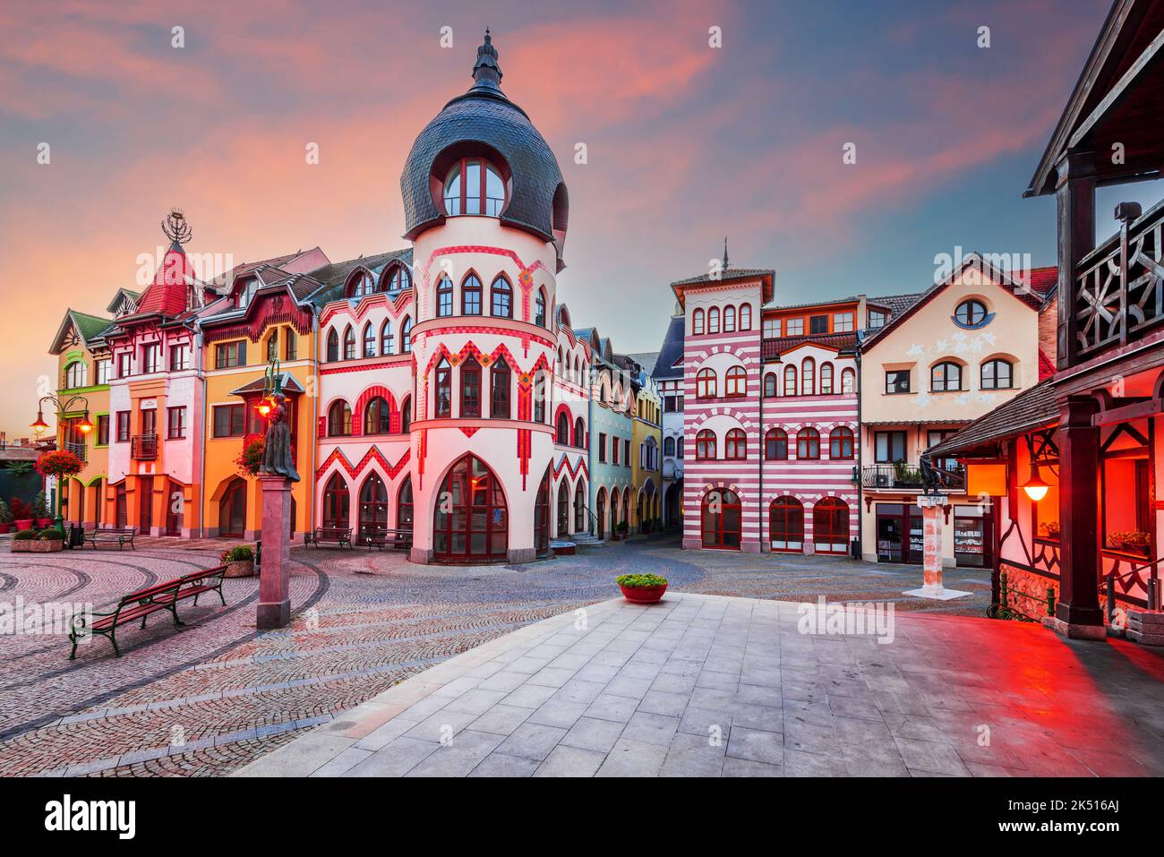 Komarno, Slovacchia. Mattinata con cortile d'Europa, architettura storica tipica di particolari parti d'Europa. Foto Stock