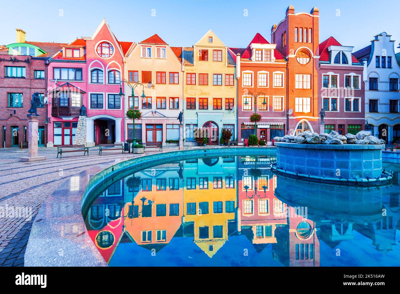 Komarno, Slovacchia. Cortile di Piazza d'Europa con riflessione d'acqua, architettura storica tipica di particolari parti d'Europa. Foto Stock