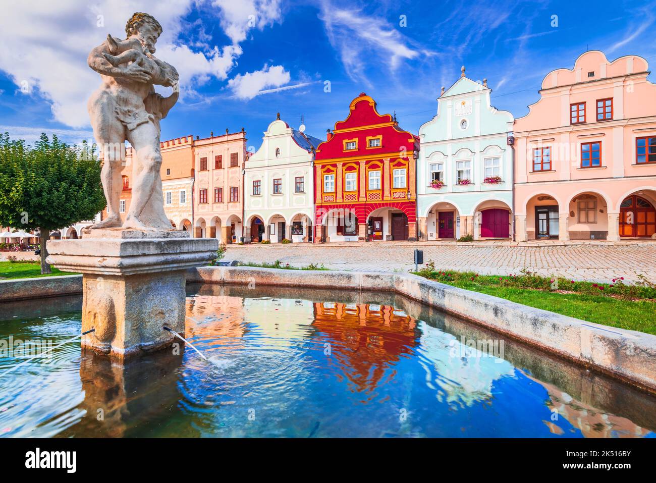 Telc, Repubblica Ceca. Piazza principale di Telc con le sue famose case colorate del 16th ° secolo, un sito patrimonio dell'umanità dell'UNESCO, in una giornata di sole con cielo blu e. Foto Stock