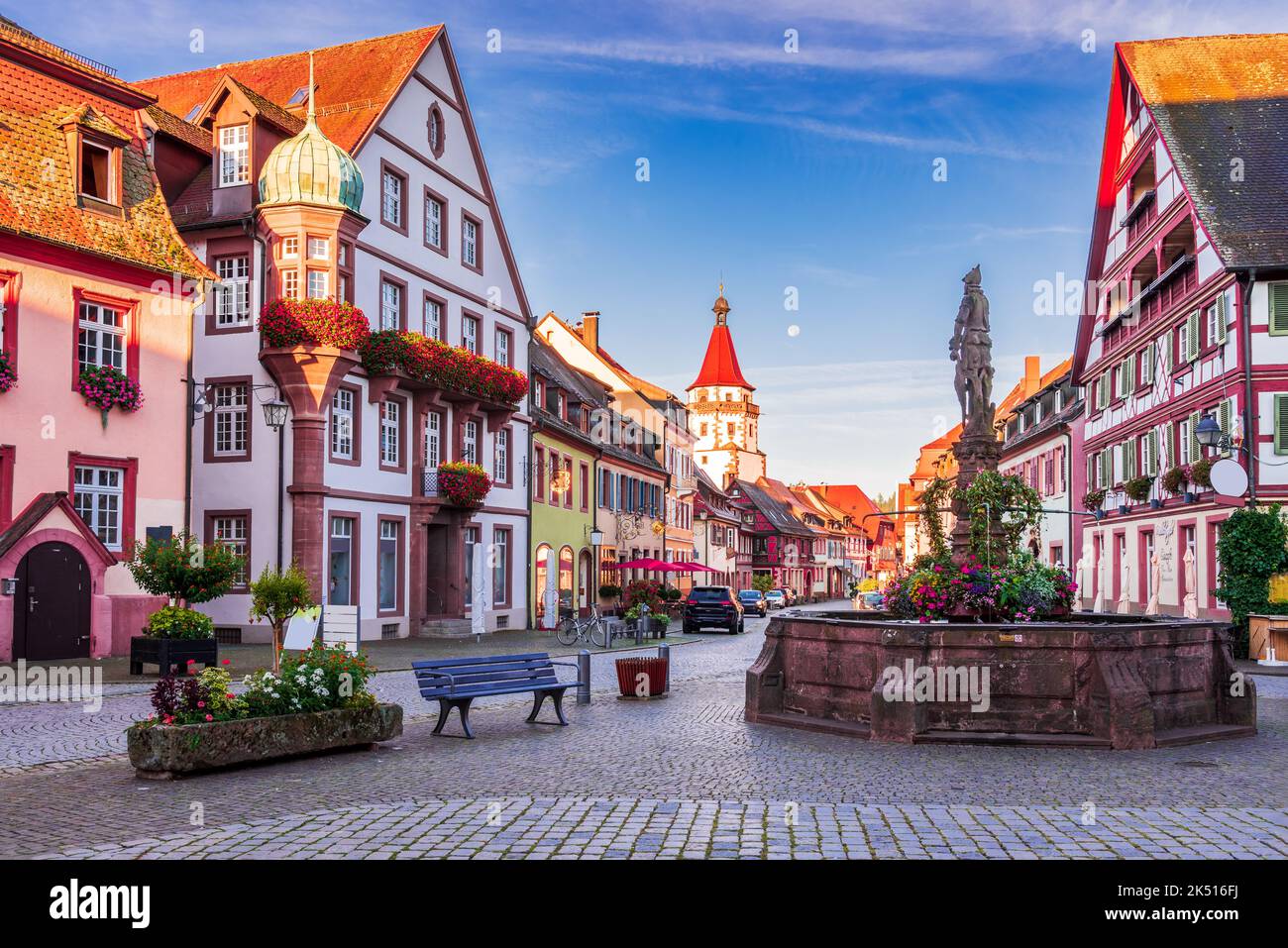 Gengenbach, Germania - Marktplatz e Niggelturm torre nella famosa e bella cittadina di Schwarzwald (Foresta Nera), terra di Baden Wurttemberg. Foto Stock