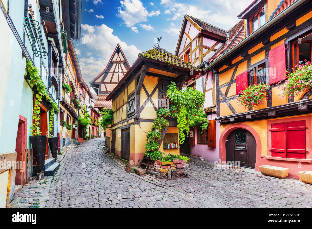 Eguisheim, Francia. Una delle perle dell'Alsazia, un autentico luogo da favola, i più bei villaggi di Francia. Foto Stock